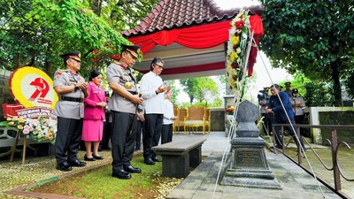Momen Kapolri Ziarah Makam Jenderal Hoegeng dan Silaturahmi dengan Eyang Meri