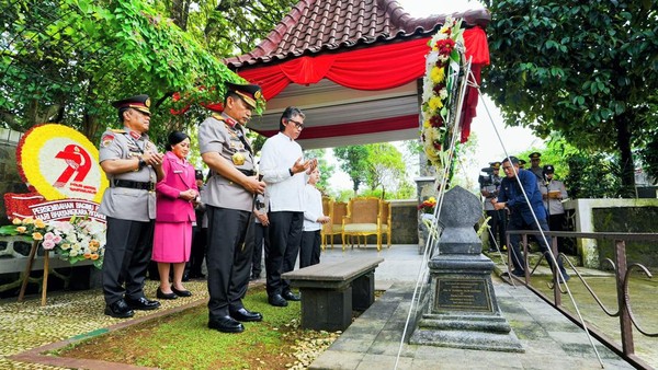 Momen Kapolri Ziarah Makam Jenderal Hoegeng dan Silaturahmi dengan Eyang Meri