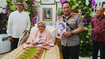 Momen Kapolri Ziarah Makam Jenderal Hoegeng dan Silaturahmi dengan Eyang Meri