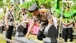 Momen Kapolri Ziarah Makam Jenderal Hoegeng dan Silaturahmi dengan Eyang Meri