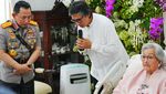 Momen Kapolri Ziarah Makam Jenderal Hoegeng dan Silaturahmi dengan Eyang Meri