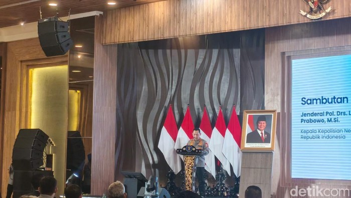 Kapolri Jenderal Listyo Sigit Prabowo saat memberi sambutan dalam acara penandatanganan naskah DIM RUU KUHAP di Graha Pengayoman Kementerian Hukum, Kuningan, Jakarta Selatan (Taufiq S/detikcom)