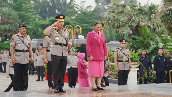 Kapolri Ziarah ke Makam BJ Habibie dan Jenderal Hoegeng
