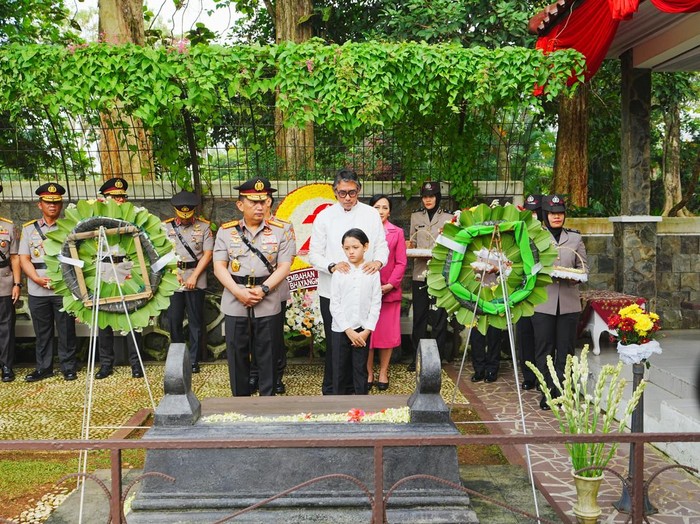 Kapolri Ziarah ke Makam BJ Habibie dan Jenderal Hoegeng