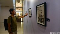 Karya seni berkonsep monokrom ini hadir di terminal kedatangan Bandara Halim Perdanakusuma.  