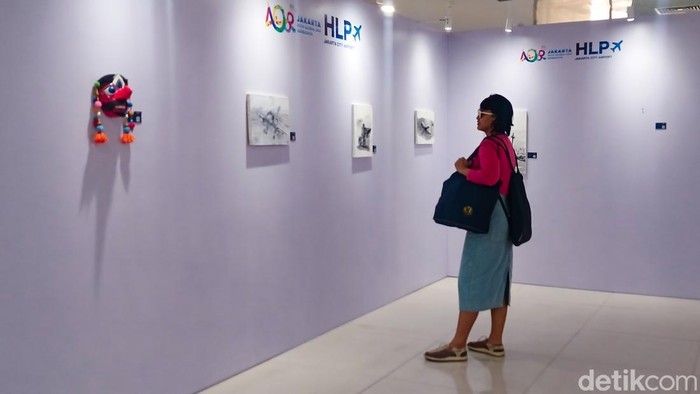 Karya Seniman Indonesia Hadir di Bandara Halim Karya seniman Indonesia hadir di Bandara Halim Perdanakusuma, Jakarta. Pameran ini berlangsung dalam rangka HUT ke-498 Jakarta.