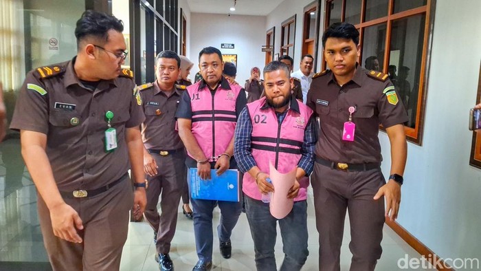 Kedua tersangka inisial ED dan K saat digiring di kantor Kejaksaan Negeri (Kejari) Kabupaten Bandung, Baleendah, Senin (23/6/2025).
