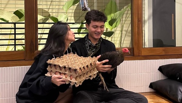 Beda! Keisya Levronka Beri Kejutan Ultah Nyoman Paul dengan 2 Karton Telur-Ayam