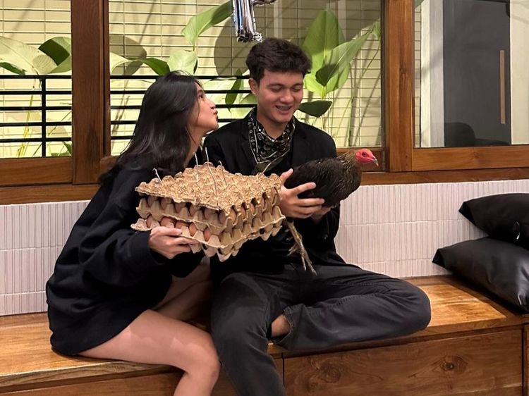Beda! Keisya Levronka Beri Kejutan Ultah Nyoman Paul dengan 2 Karton Telur-Ayam