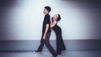 Urip iku sawang sinawang, apalagi di dunia digital. (Selamat) sudah 24 tahun hidup, (semua) punya masa lalu, normal je. Kita fokus yang di deoan sayang ya! Happy happy birthday Nyoman Paul, tulis Keisya Levronka untuk ulang tahun Nyoman Paul. (Foto: dok Instagram keisyalevronka)