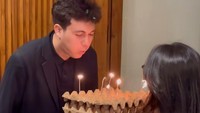 Nyoman Paul berdoa lalu meniup lilin yang diberikan Keisya Levronka. (Foto: dok Instagram keisyalevronka)