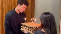 Dilihat dari Instagram, Senin (23/6/2025), Keisya Levronka membawakan dua tray karton telur ayam yang di atasnya ada lilin yang menyala. (Foto: dok Instagram keisyalevronka)