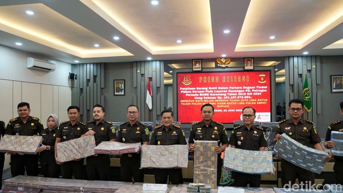 Kejaksaan Negeri Karawang saat merilis tumpukan uang barang bukti hasil korupsi PD Petrogas Persada Karawang