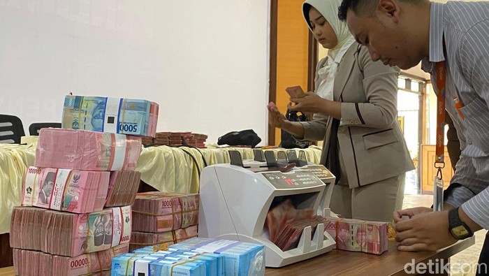 Kejari Blitar terima uang Rp 1,1 miliar dari tersangka korupsi yang merupakan kakak eks Bupati Blitar.