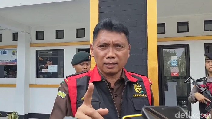 Kepala Kejaksaan Negeri Cianjur Kamin saat memberikan penjelasan terkait dugaan korupsi PJU di Dishub Cianjur, Senin (23/6/2025).