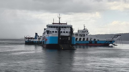 KMP Agung Samudra IX yang kandas di perairan Selat Bali tepatnya di sebelah barat Pura Segara Gilimanuk, Jembrana, Bali, Senin (23/6/2025).