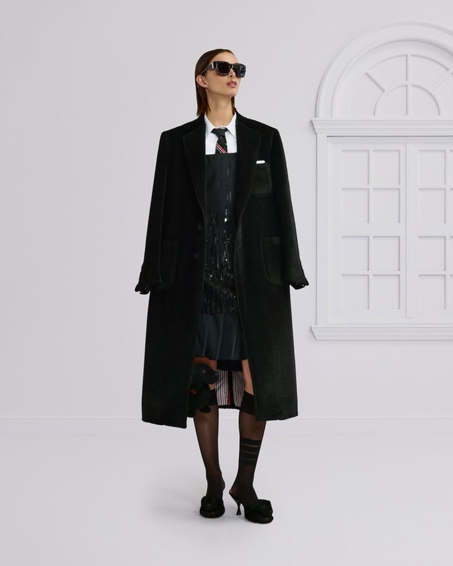 Pandangan ini tampak dalam penggunaan motif garis repp pada sutra mogador yang telah dicuci, memperkuat gagasan tentang wardrobe nyata yang tetap selaras dengan estetika seragam khas Thom Browne. (Foto: Dok. Thom Browne)