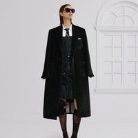 Pandangan ini tampak dalam penggunaan motif garis repp pada sutra mogador yang telah dicuci, memperkuat gagasan tentang wardrobe nyata yang tetap selaras dengan estetika seragam khas Thom Browne. (Foto: Dok. Thom Browne)