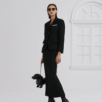 Koleksi Spring 2026 menjadi momen istimewa bagi Thom Browne yang merayakan satu dekade kehadiran tas ikonis berbentuk anjing dachshund, Hector. Pertama kali diperkenalkan pada 2016 sebagai penghormatan kepada anjing kesayangannya, tas ini awalnya dibuat dengan sentuhan jenaka. (Foto: Dok. Thom Browne)