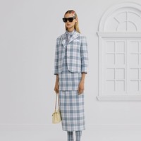 Lebih dari sekadar aksesori, koleksi ini menegaskan kembali kekuatan Browne dalam mengusung tailoring preppy khas Amerika. Lebih lanjut,  pria 59 tahun ini menambahkan sentuhan yang lebih muda dan berlapis tanpa mengorbankan siluet tailored yang menjadi ciri khasnya. (Foto: Dok. Thom Browne)