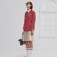 Sekarang, kata Thom, tas tersebut sudah menjadi ciri khas yang sangat personal, dan menyenangkan untuk dipakai. Di koleksi ini, Hector tampil menonjol melalui ragam tas tangan dan sulaman musiman bertema “A Day in the Life of Hector” dalam bentuk toile maupun cetakan cat air. (Foto: Dok. Thom Browne)