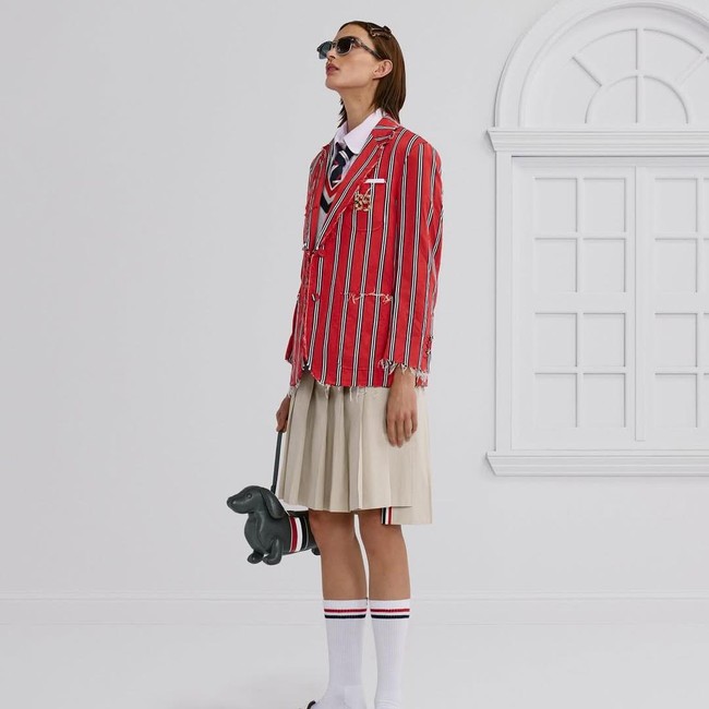 Foto: Thom Browne Spring 2026, Rayakan 10 Tahun Tas Ikonis Berbentuk Anjing