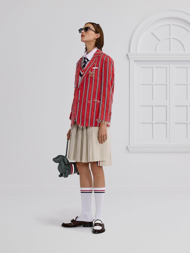 Foto: Thom Browne Spring 2026, Rayakan 10 Tahun Tas Ikonis Berbentuk Anjing Foto: Thom Browne Spring 2026, Rayakan 10 Tahun Tas Ikonis Berbentuk Anjing