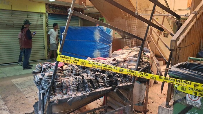 Kondisi terkini kios pedagang di Pasar Kebon Kembang Bogor usai kebakaran pada Minggu, 22 Juni 2025, malam