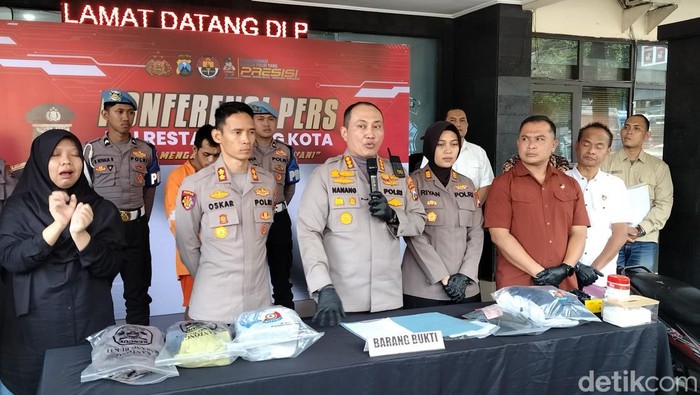 Konferensi pers kasus pembunuhan wanita di Losmen Kota Malang.
