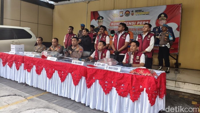 Konferensi pers operasi tangkap tangan kasus dugaan korupsi suap ujian seleksi perangkat desa di Sidoarjo.