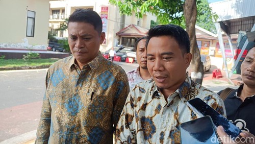 Kuasa hukum tersangka IMY saat memberikan keterangan di Polda NTB, Senin (23/6/2025).