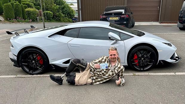 Lamborghini parkir di tempat disabilitas