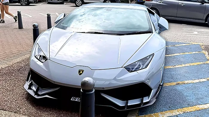 Lamborghini parkir di tempat disabilitas