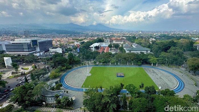 Pemandangan Lapangan Gasibu di Kota Bandung dari atas ketinggian.