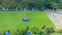 Pada Minggu (22/6/2025) terlihat di bagian tengah lapangan ada pengerjaan rumput dengan membentuk logo Kudjang. Di dekatnya tanda H sebagai tanda helipad di lapangan Gasibu. (Foto: Tya Eka Yulianti)
