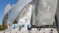 Louis Vuitton Foundation, Paris. Bangunan kontemporer futuristik rancangan arsitek Frank Gehry. Museum seni modern dengan desain kaca melengkung menyerupai layar kapal, menampilkan koleksi seni kontemporer kelas dunia. Getty Images/Luc Castel