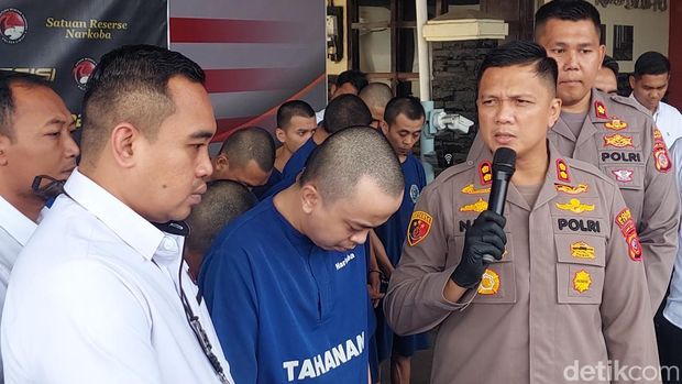 Mahasiswa asal Cimahi ditangkap usai berjualan ganja. Dia berdalih uang hasil jualan ganja untuk kebutuhan skripsi.