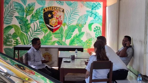 Mantan Rektor IAKN Kupang, Harun Natonis (kemeja putih kiri), saat memberikan keterangan di Mapolsek Maulafa, Kota Kupang, NTT, Senin (23/6/2025). (Yufengki Bria/detikBali)