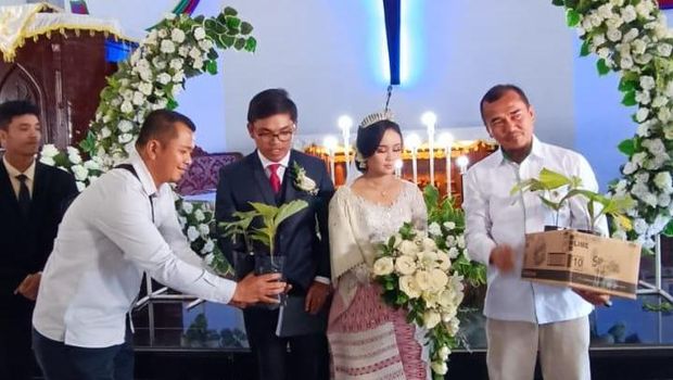 Memberikan Bibit Aren ke Calon Pengantin