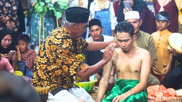 Mempelai pria menjalani tradisi Bepupur di Tana Tidung.