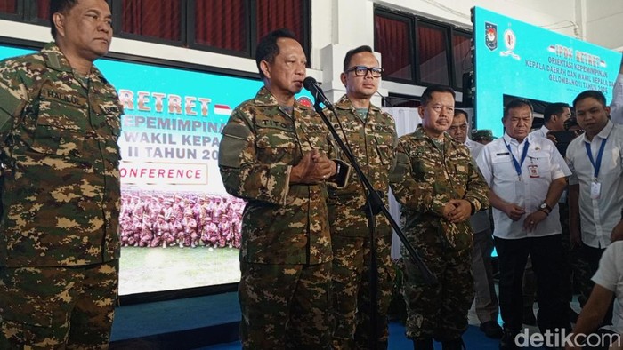 Mendagri Tito Karnavian saat memberikan keterangan kepada awak media usai membuka retret gelombang kedua di IPDN, Jatinangor, Sumedang.