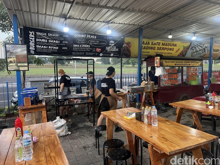 Bootleg Burger merupakan gerai burger bergaya New Zealand yang buka di pasar modern Paramount, Gading Serpong.