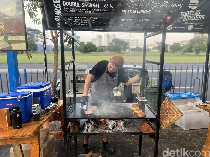 Bootleg Burger merupakan gerai burger bergaya New Zealand yang buka di pasar modern Paramount, Gading Serpong.