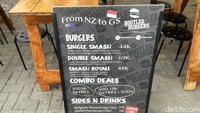 Ini dia menu lengkap yang hadir di Bootleg Burger. Selain burger, mereka juga menawarkan kentang goreng sebagai pelengkap. Harga menunya mulai Rp 23.000. Foto: Detikcom / Atiqa Rana