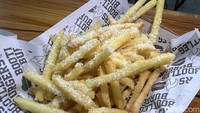 Supaya lebih puas, bisa pesan Honey Parmesan Fries. Kentang goreng renyah disajikan dengan saus madu manis dan keju parmesan gurih. Foto: Detikcom / Atiqa Rana