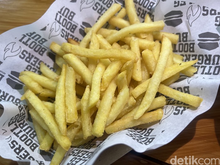 Bootleg Burger merupakan gerai burger bergaya New Zealand yang buka di pasar modern Paramount, Gading Serpong.