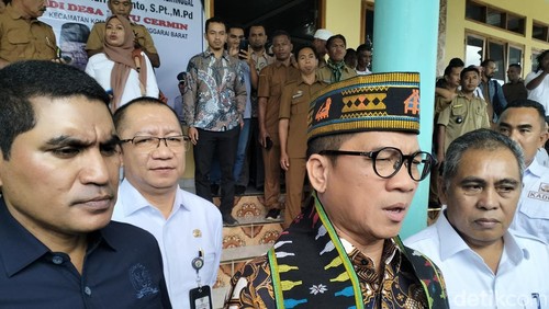 Menteri Desa Yandri Susanto didampingi Wakil Ketua Komisi IV DPR RI Ahmad Yohan dan Bupati Edi Endi memberi keterangan pers seusai dialog dengan ratusan kades di Labuan Bajo, NTT, Senin (23/6/2025).