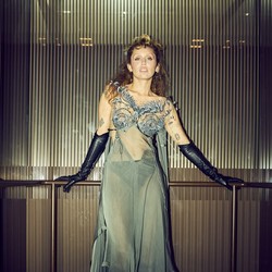 Jangan Kasih Kartu Natal, Miley Cyrus Fobia Kertas!