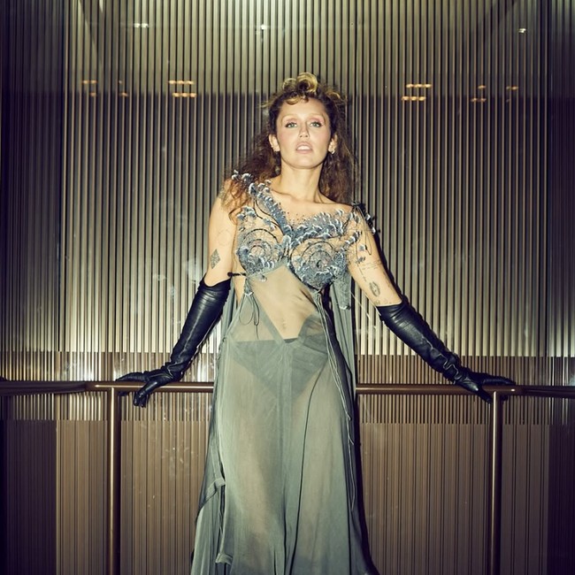 Jangan Kasih Kartu Natal, Miley Cyrus Fobia Kertas!