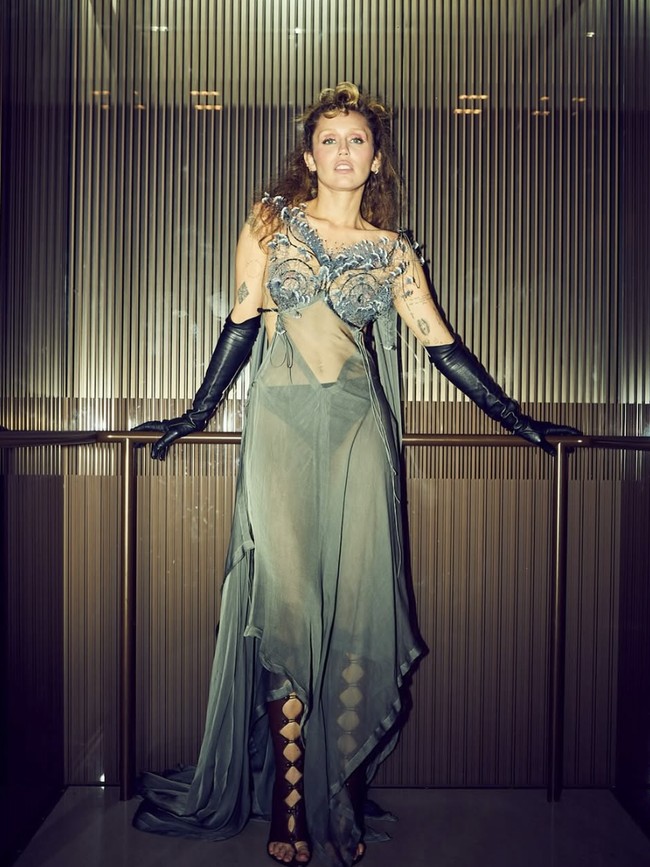 Jangan Kasih Kartu Natal, Miley Cyrus Fobia Kertas!